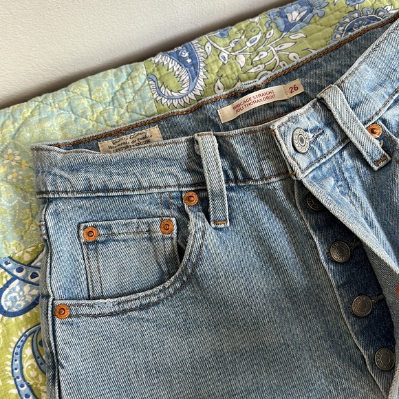 Levi’s Ribcage Light Wash Straight Leg Jeans - Picture 3 of 4